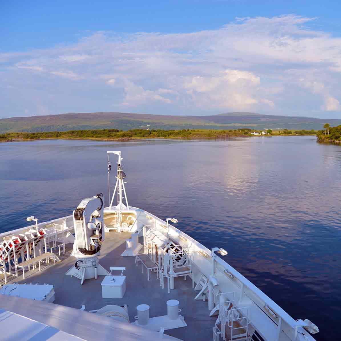 Tourisme : Nouvelle-Calédonie, vue rapprochée sur le lagon turquoise avec l'île du pin en arrière plan