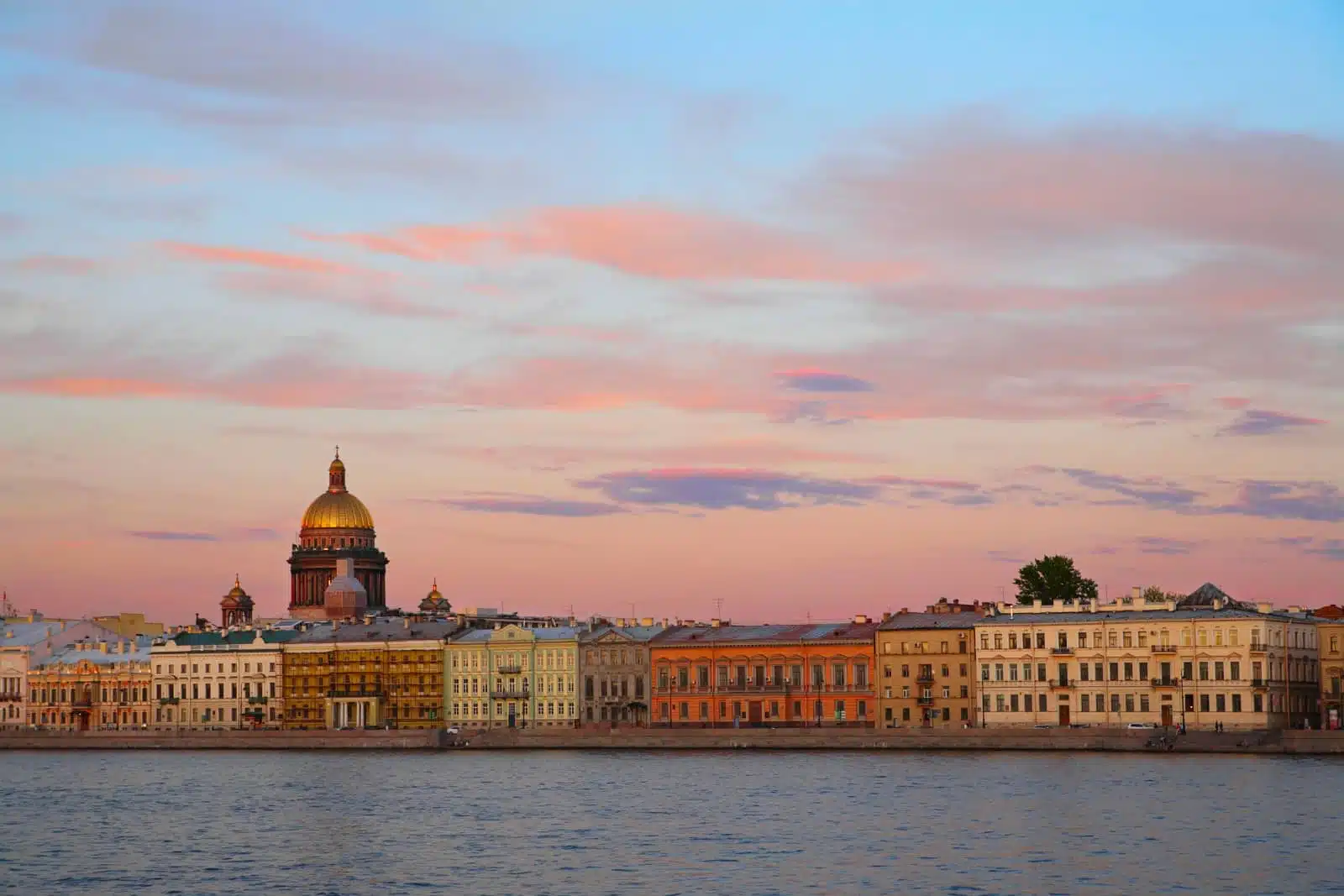Tourisme : Russie, panorama sur Saint-Pétersbourg et la cathédrale Saint-Isaac depuis les rives de la Neva au coucher du soleil
