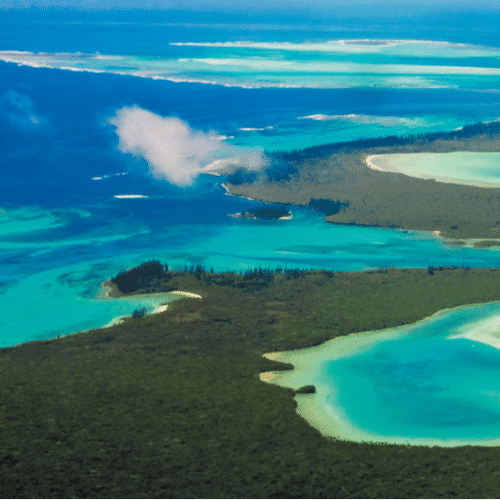 ©iStock-Delpixart-510583604_baie-dOro-Ile-des-Pins (1) Tourisme : Nouvelle-Calédonie, vue rapprochée sur le lagon turquoise avec l'île du pin en arrière plan