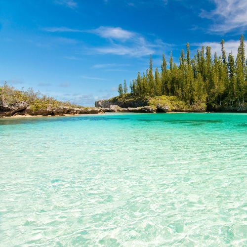 Tourisme : Nouvelle-Calédonie, vue rapprochée sur le lagon turquoise avec l'île du pin en arrière plan