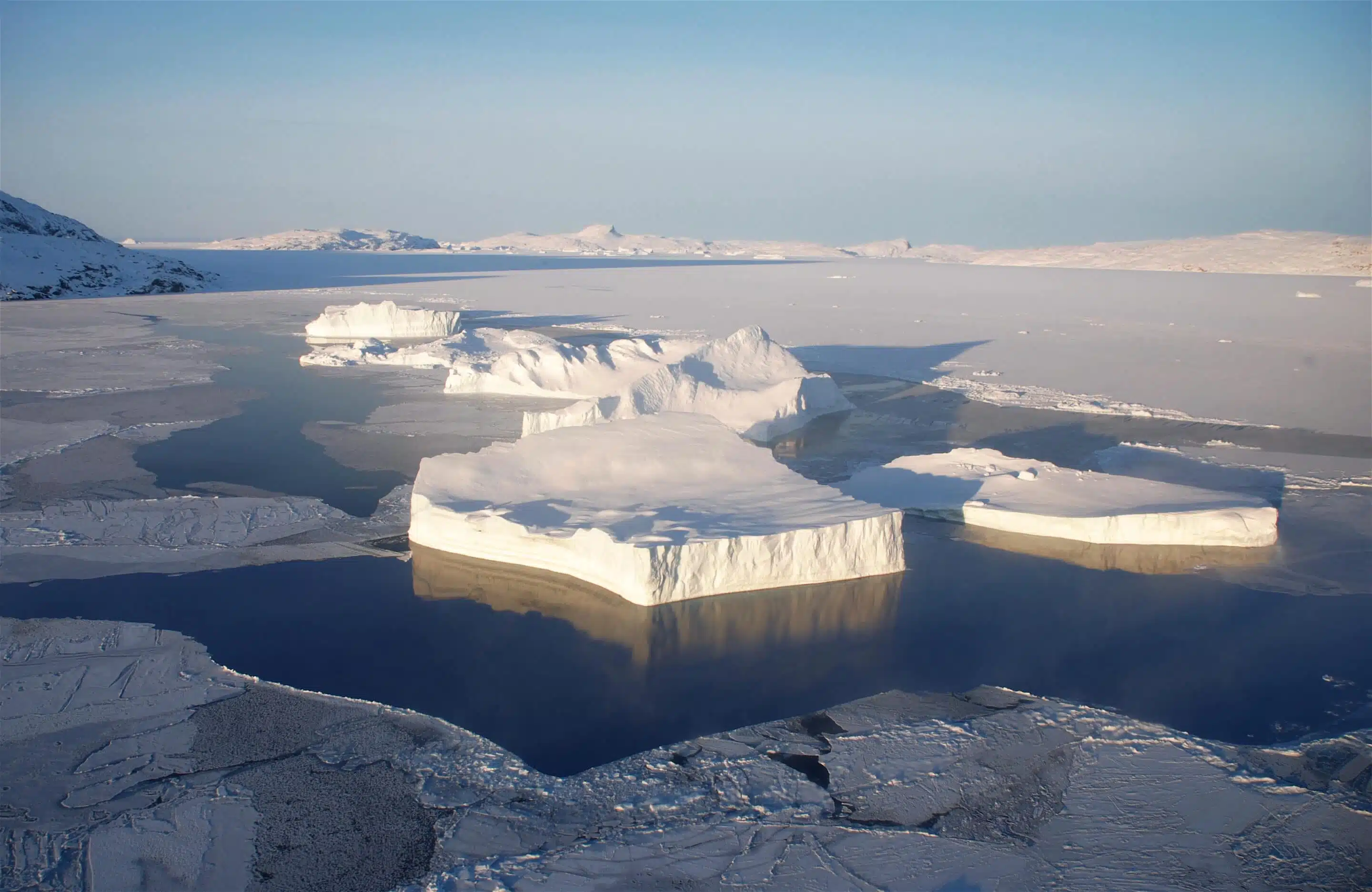 Polar expedition into the Arctic sea ice