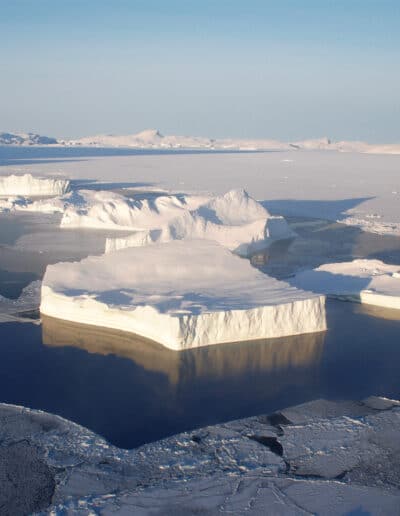 Polar expedition into the Arctic sea ice