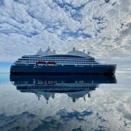 Push_Charcot Navire d'exploration polaire se reflétant sur l'eau