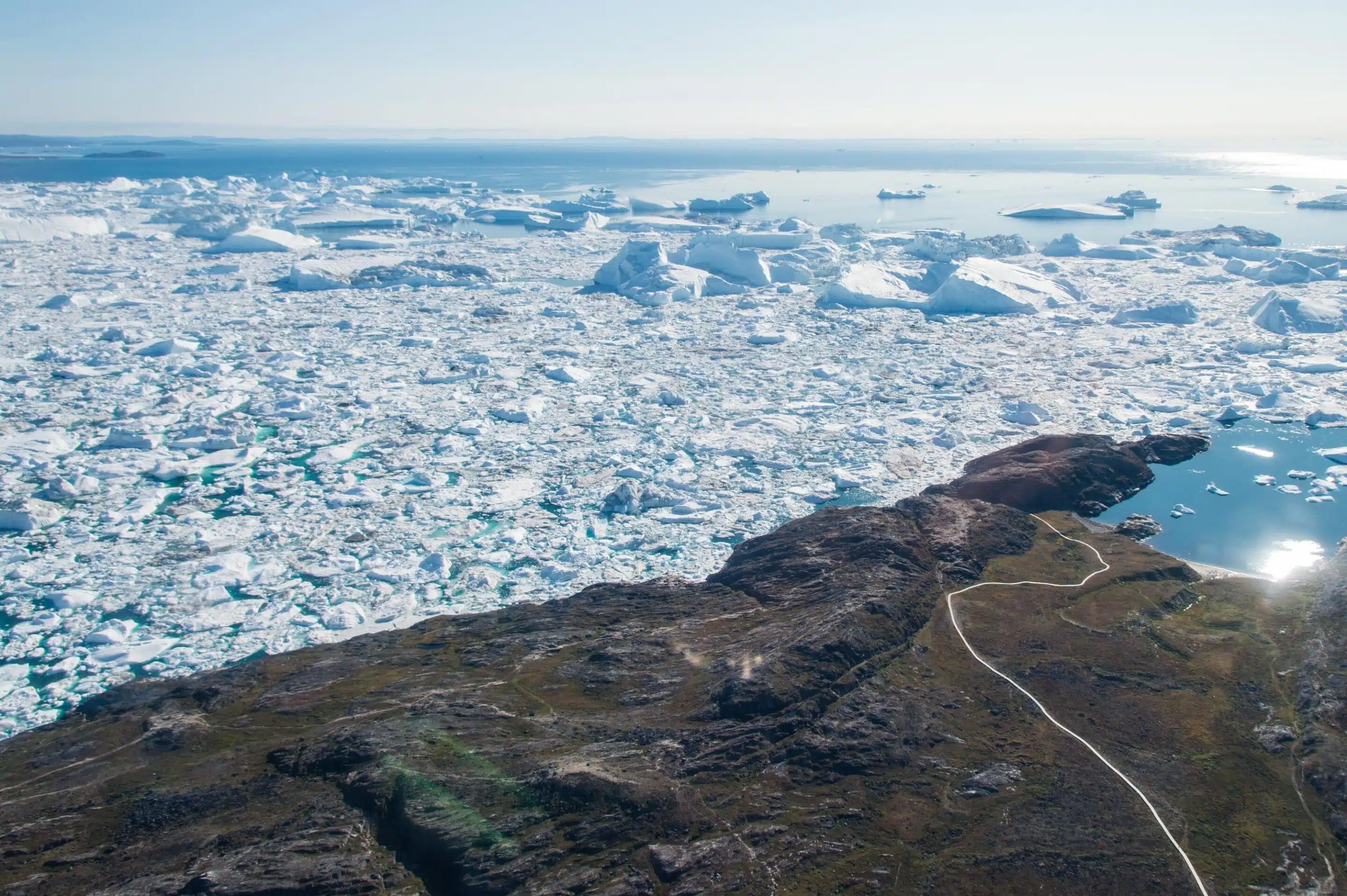 Vue sur la mer recouverte de morceaux de glace et d'icebergs