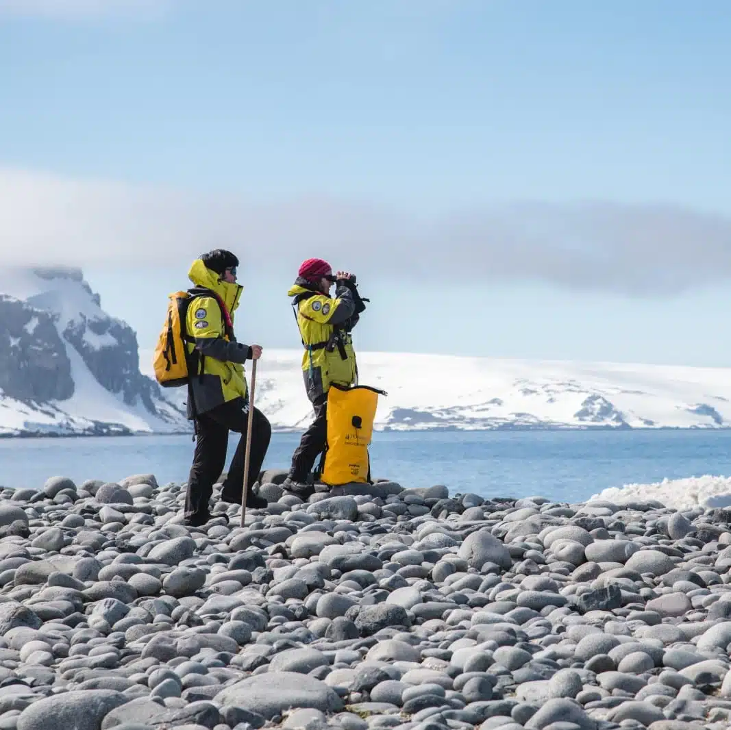 EquipeExpedition_FortPoint_Antarctique_Reperage©StudioPONANT_ClémentLouineau (1)_carré
