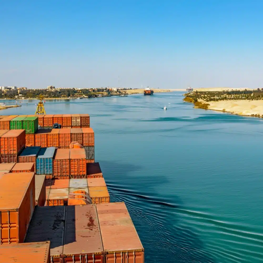 Le canal de Suez : histoire et enjeux commerciaux et politiques