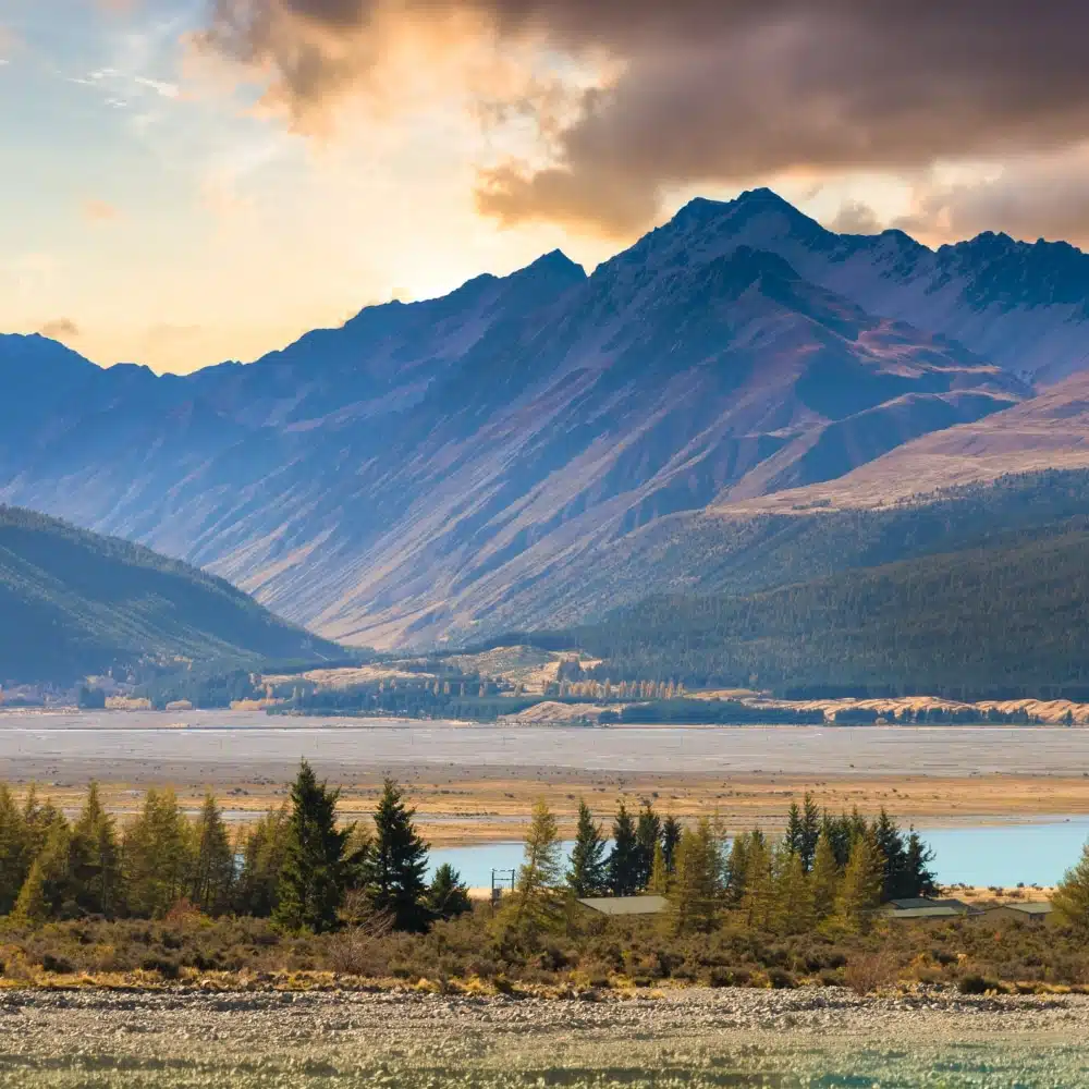 Beautiful scenery landscape of the Matheson Lake Fox Glacier town Southern Alps Mountain Valleys New Zealand L’île de Jade en Nouvelle-Zélande
