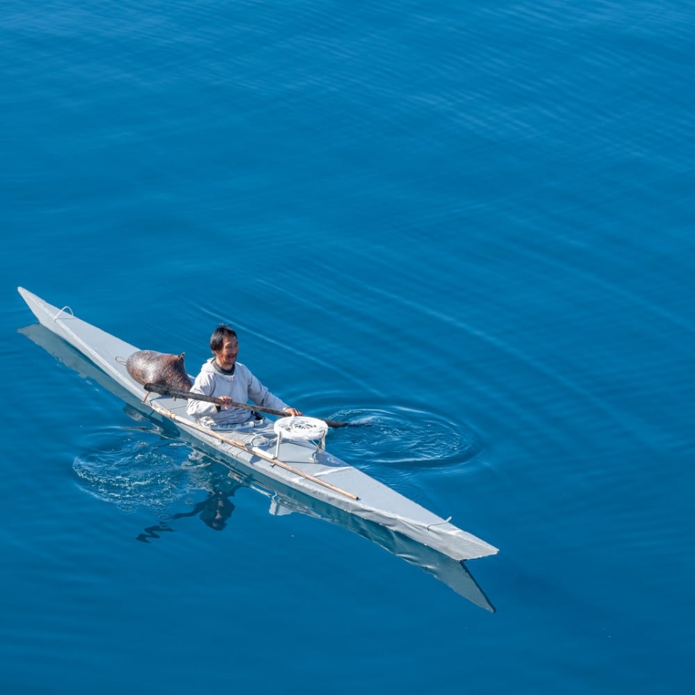 Inuit sur un kayak