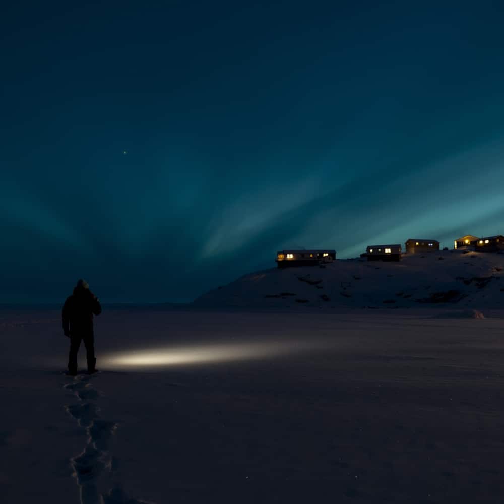  village dans la nuit – Voyage Kullorsuaq – Julien Fabro