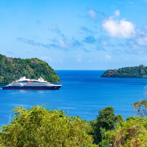 Navire de croisière Ponant en navigation en Indonésie