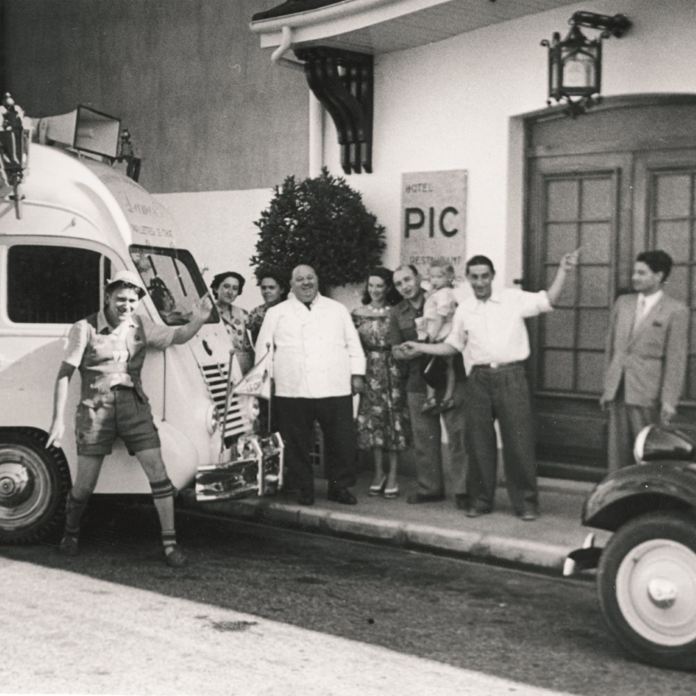 Anne_Sophie_Pic_Famille_Pic_devant_la_Maison_Pic©MaisonPic_carre _ Phot en noir et blanc de la maison PIC