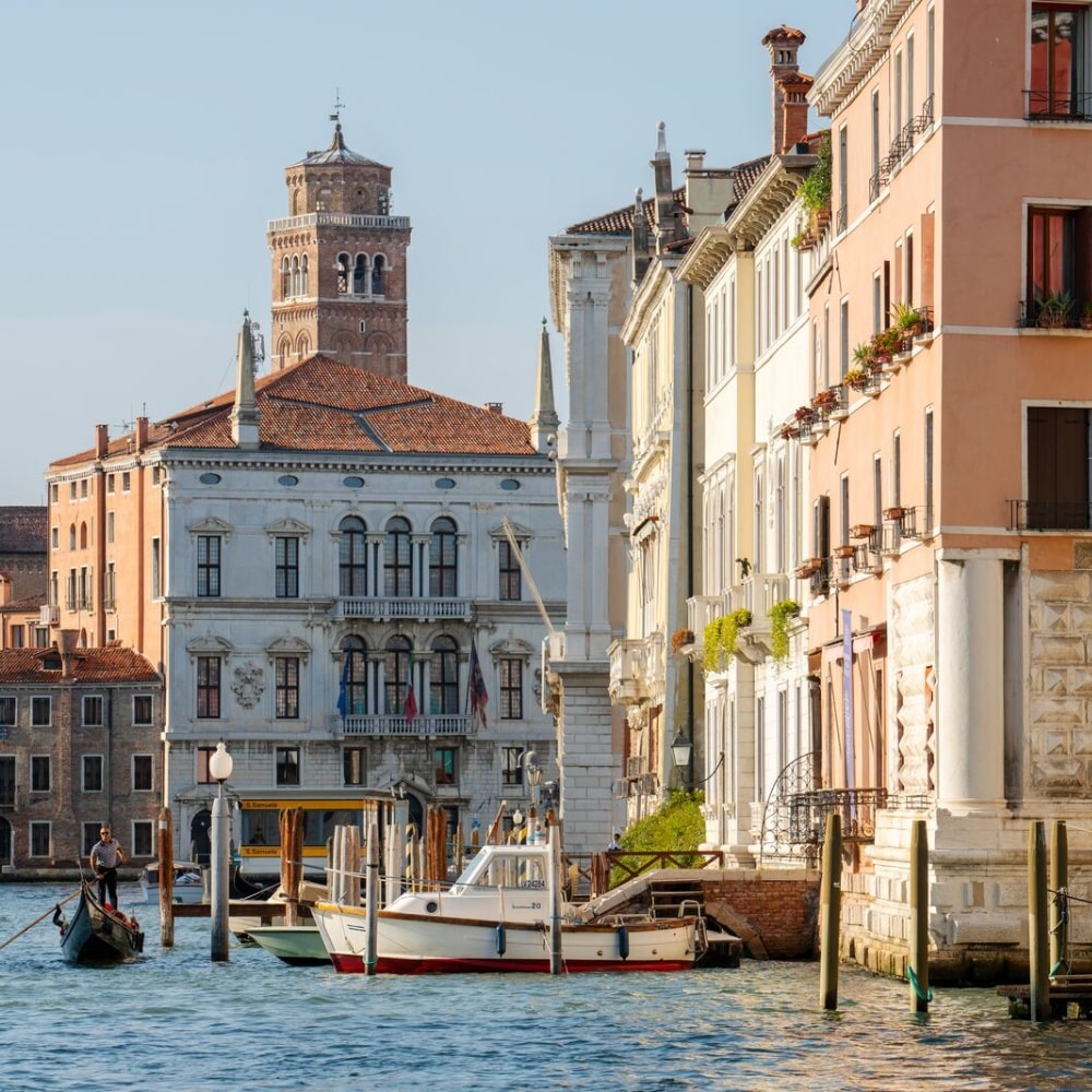 Vue des façades bordant le grand canal à Venise