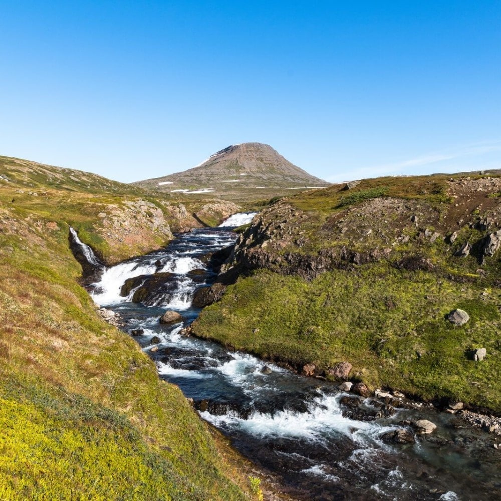 Rivière et volcan en Islande en été