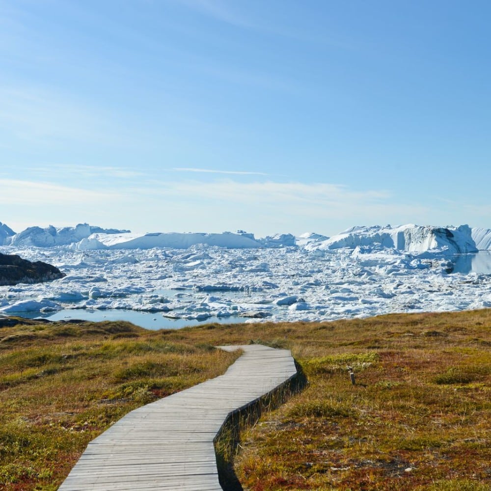 vue d’icebergs dans la baie de Disko depuis Ilulissat, au Groenland