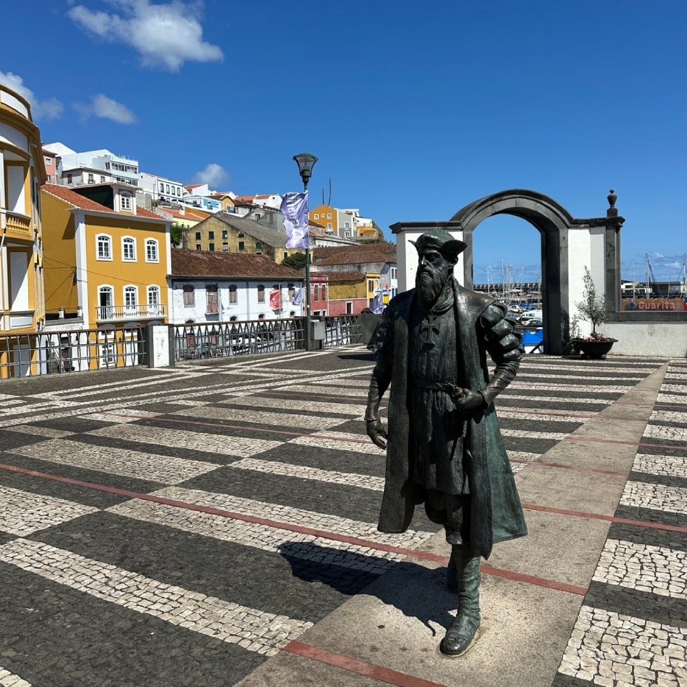 vue de la ville Angra do Heroismo à Terceira aux Açores