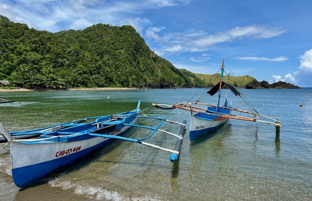 barques sur la plage à Claveria, sur l’île de Luzon, Philippines