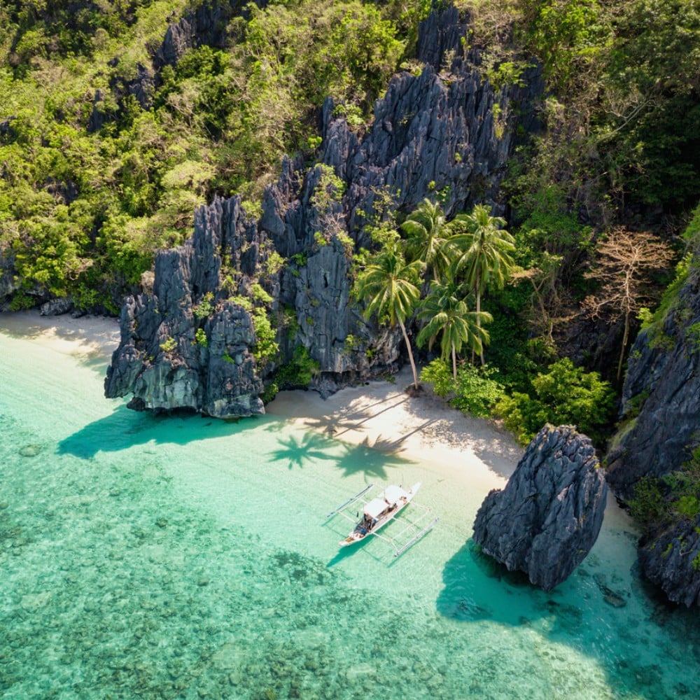 falaises et mer turquoise sur l’île de Palawan aux Philippines