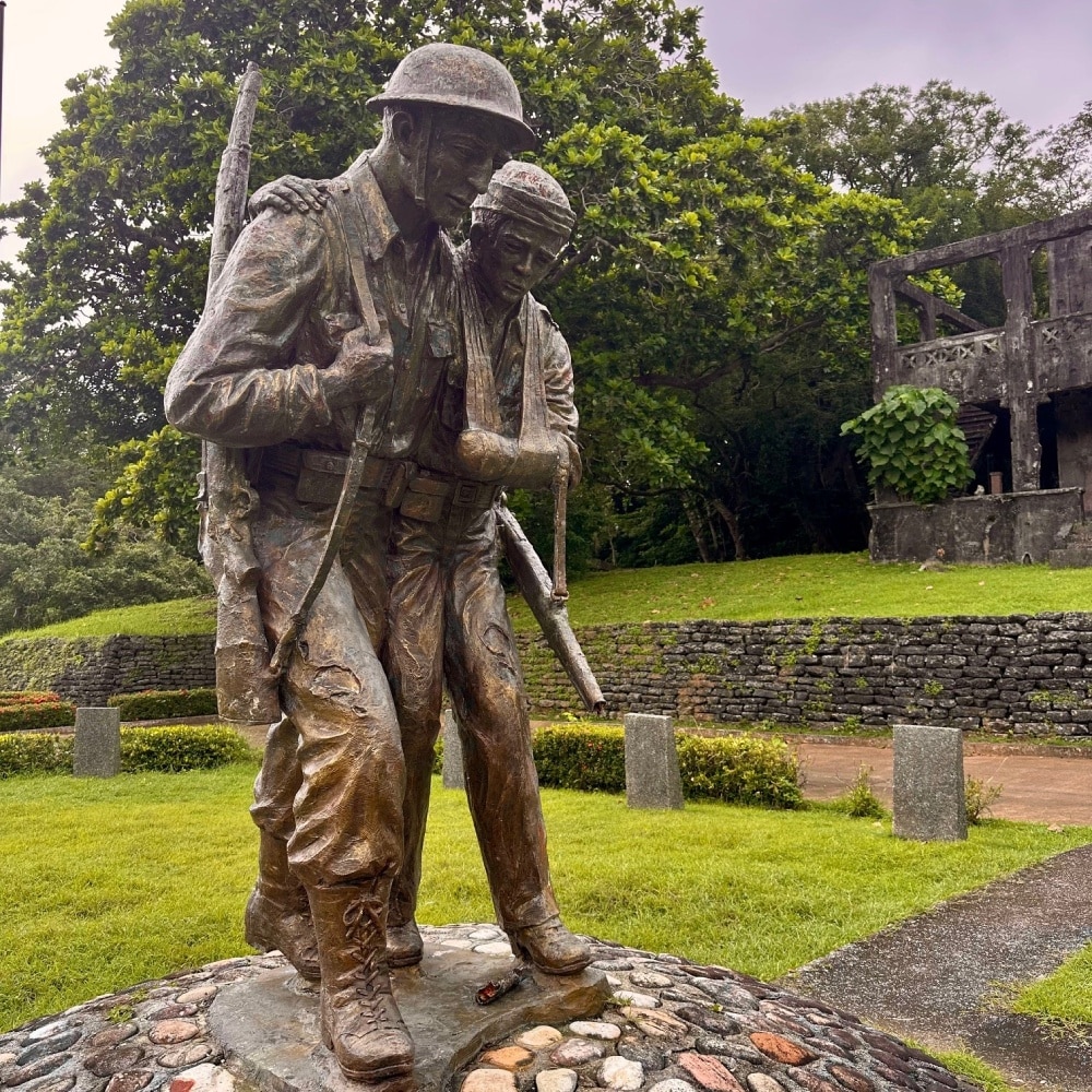 statue de soldats dans l’ancienne base américaine de Corregidor aux Philippines