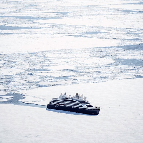 Navire Le Commandant Charcot navigant dans la banquise 