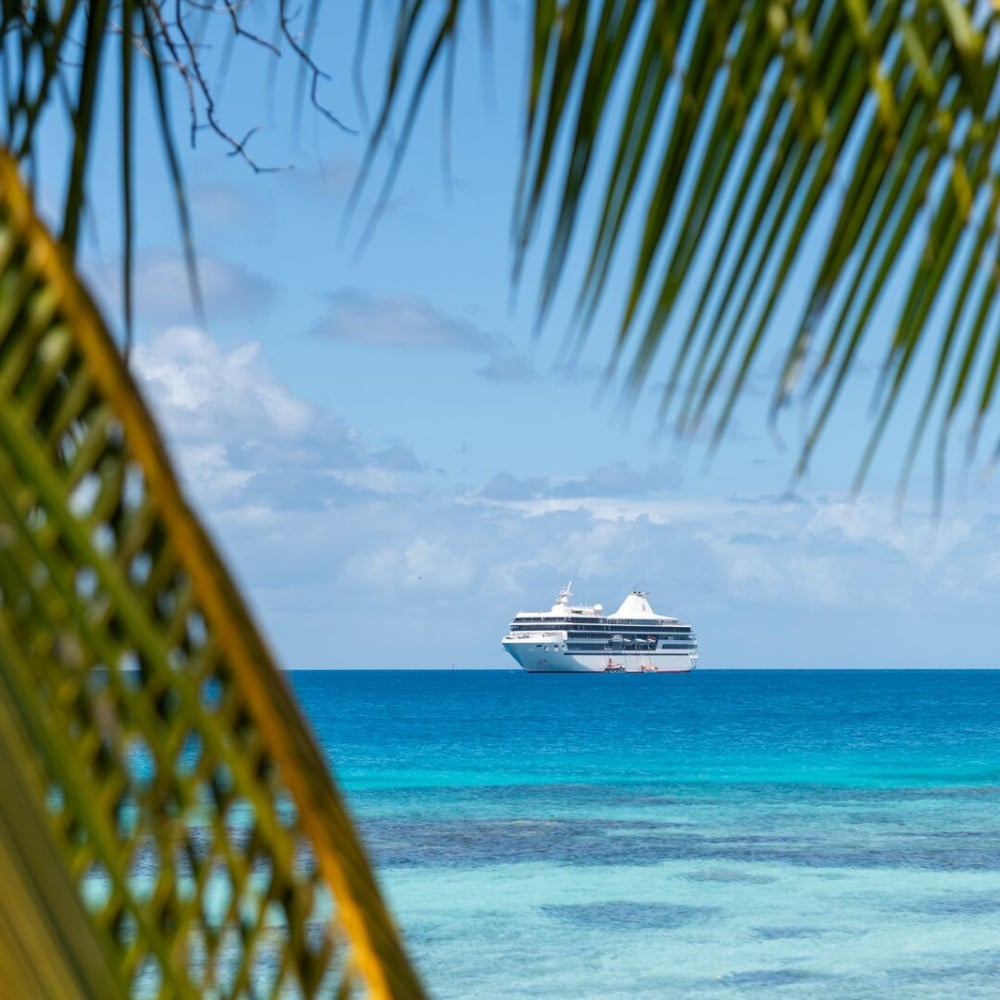 Navire PONANT au large d’une plage des îles San Blas au Panama