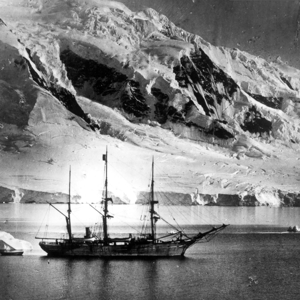 La Belgica naviguant dans « le détroit de Gerlache », 1898 ©Gerlache Polar Memory