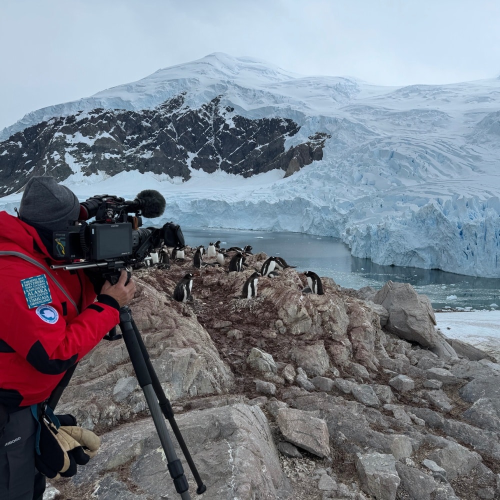 caméraman sur le tournage du documentaire l’Antarctica, l’âge héroïque