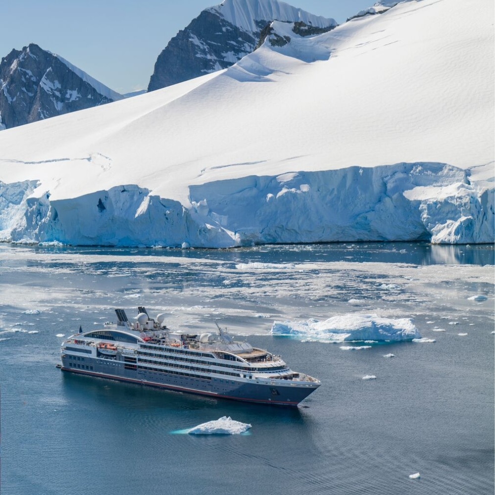navire PONANT EXPLORATION naviguant le long de la calotte glaciaire en Antarctique